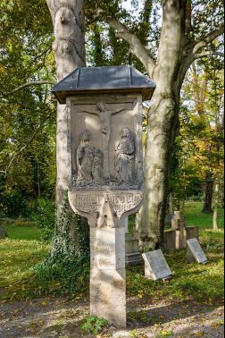 Die Stationstafel ist das älteste Denkmal auf dem Johannisfriedhof